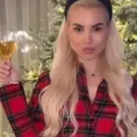 Παναγιώταρου: Στόλισε το δέντρο με τον σύντροφό της και την παρέα τους