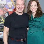 Τσορτέκης - Μαυρίδου: Αγκαλιά στην πρεμιέρα του «Ταρτούφου» το ζευγάρι