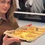 Αμαλία Κωστοπούλου: Έφτιαξε cinnamon rolls την Ημέρα Ευχαριστιών