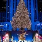 Νέα Υόρκη: Άναψε το χριστουγεννιάτικο δέντρο στο Rockefeller Center