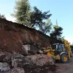 Λεωφόρος Αθηνών: Κατολισθήσεις βράχων – Κλειστές δύο λωρίδες