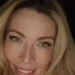 Χρουσαλά: Ποζάρει με sexy φόρεμα μπροστά στο χριστουγεννιάτικο σαλόνι της