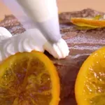 Έχει γενέθλια το παιδί σου; Φτιάξε αυτή την τούρτα σοκολάτα- πορτοκάλι