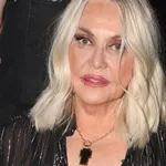 Ρούλα Κορομηλά: Ποζάρει χαμογελαστή με φόντο το εντυπωσιακό δέντρο της