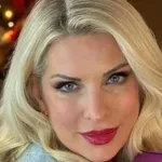 Ελένη Μενεγάκη: Κι όμως... έχει μπάλα στο δέντρο της με το πρόσωπό της!