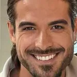 Ο Άρης Μουγκοπέτρος δείχνει για πρώτη φορά τα πρόσθετα δάχτυλά του