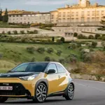 Toyota Aygo Cross Hybrid Electic: Γιατί είναι ξεχωριστό - Τιμή