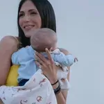 Ανθή Βούλγαρη: Απαθανατίζει τον 9 μηνών γιο της κάτω από το δέντρο