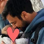 Ανδρέας Γεωργίου: Ταΐζει την 4 μηνών κόρη του μπροστά στο στολισμένο δέντρο