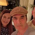 Ο Χριστόφορος Παπακαλιάτης σε γιορτινές στιγμές με τα αδέλφια του