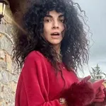 Μαρία Σολωμού: Χριστούγεννα στον Παρνασσό με σέξι διάθεση