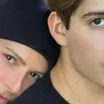 Ο Μάξιμος Κωστόπουλος στην κουζίνα της μητέρας του Τζένης Μπαλατσινού