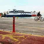 «Δεμένα» τα πλοία σε Πειραιά και Ραφήνα λόγω των ισχυρών ανέμων