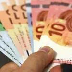 Έρχονται αυξήσεις μισθών το 2026 από κλαδικές συμβάσεις και κατώτατο