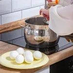 Ko kuhate jajca, dodajte v vodo sok tega sadja – lupina se bo olupila brez težav