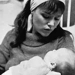 Zakaj pri nastanku narcisa ključno vlogo igra mama?