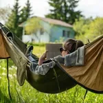 3 knjige, ki jih za poletno branje priporoča psihoterapevtka – za vse, ki si želijo bolje razumeti sebe