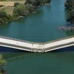 Neverjetni prizori iz Grčije: čez porušeni most se vozijo, kot da ni nič