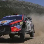 Brutalne grške ceste: Neuville dvakrat prebil gumo #video