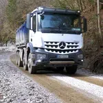 Voznici med vožnjo postalo slabo, trčila v tovornjak s 16 tonami kamenja