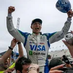 Osvojil prvi pokal v formuli 1 in ga nesrečno razbil #video