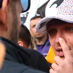 Lando Norris ob proslavljanju dobil udarec po nosu #video