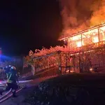 Nočni požar v celoti uničil lesen počitniški objekt #foto