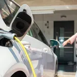 Dizel je dražji. Komu se danes električni avto dejansko izplača?