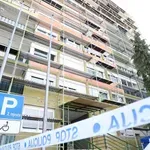 Tragedija pri sosedih: ženska skočila z zgradbe, v stanovanju našli mrtvo hčer