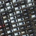 Svetovna prodaja avtomobilov upadla, Tesla prvič prehitela Mercedes-Benz