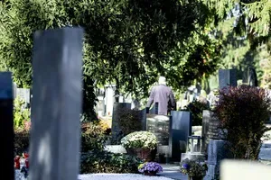 Metliški policisti štiri osebe sumijo poškodovanja grobov in tatvin na pokopališču