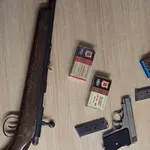 Policisti v hišnih preiskavah na Goričkem zasegli droge in orožje