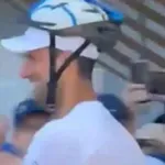 Bolje preventiva kot kurativa, Đoković pred navijače kar s kolesarsko čelado #video