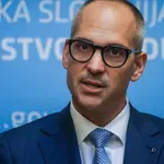 Minister Ostrc zanikal sporni osnutek zakona, nato v studio prinesel enak dokument