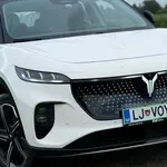 Mijavka, laja, žvižga, nudi tudi udobje kavča: Kitajci avto dojemajo zelo drugače #video
