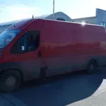 Vozil 1,5 tone bakra brez dokazil, nato skušal podkupiti policiste