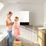 Cene plina na borzah nihajo, računi za gospodinjstva pa ostajajo stabilni