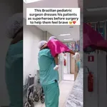 Zdravnik oblači otroke v superjunake pred operacijo, da jim je lažje
