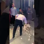 Poročna torta se sesuje po tleh