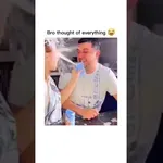 Dvakrat jo je zafrknil in skoraj umrl od smeha
