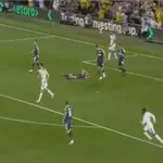 VIDEO / Veznjaka Newcastlea suigrač pogodio loptom u glavu: Sumnja se na potres mozga