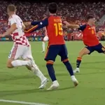 VIDEO / Je li Hrvatska trebala imati igrača više? Španjolski veznjak napravio tri ‘prljava’ poteza