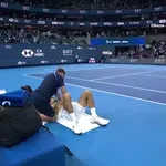 VIDEO / Đoković osvojio prvi set pa i on i De Minaur zatražili medicinski timeout