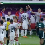 VIDEO / Dalić nemoćno gledao kaos: Njegov igrač prijetio pomoćnom sucu, drugi ga odgurnuo, boce letjele na sve strane!