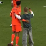 Dječak ušao na teren i slikao se s veznjakom Nizozemske: Pet godina ne smije ni na jedan stadion!
