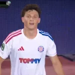 VIDEO / Totalni kaos u Splitu: Ajax izjednačio, Hajduk odgovorio samo tri minute kasnije!