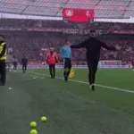 VIDEO / Navijači ubacili loptice u teren, Matanovićev trener poludio, a sve je ispratio i Klopp