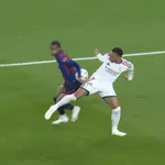 VIDEO / Mbappe poludio na suca: Real zbog ove ruke tražio penal protiv Barcelone, VAR se nije oglasio