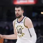 Zubac se ozlijedio i teren napustio na štakama, trener otkrio o čemu se radi