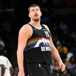 VIDEO / Jokić tricom s centra oduševio suigrače, pogledajte njegovu reakciju